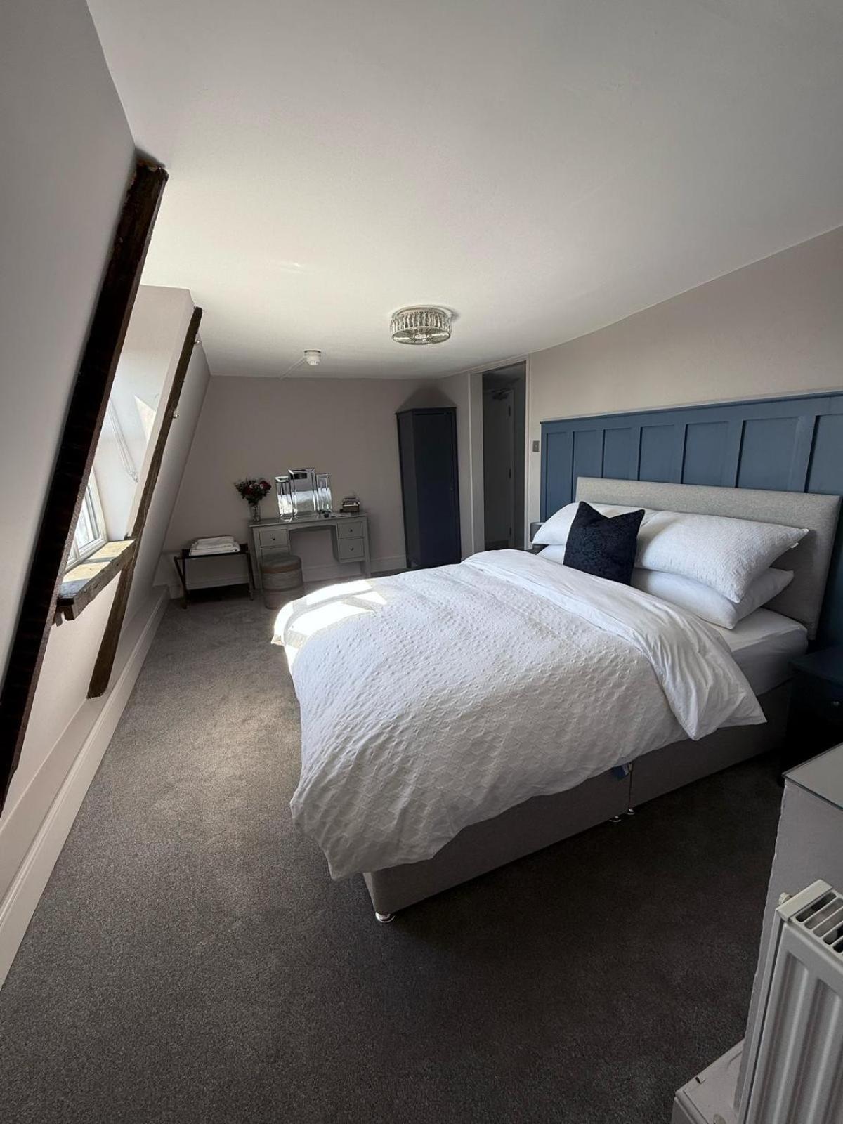 The White Hart Hotell Atworth Eksteriør bilde